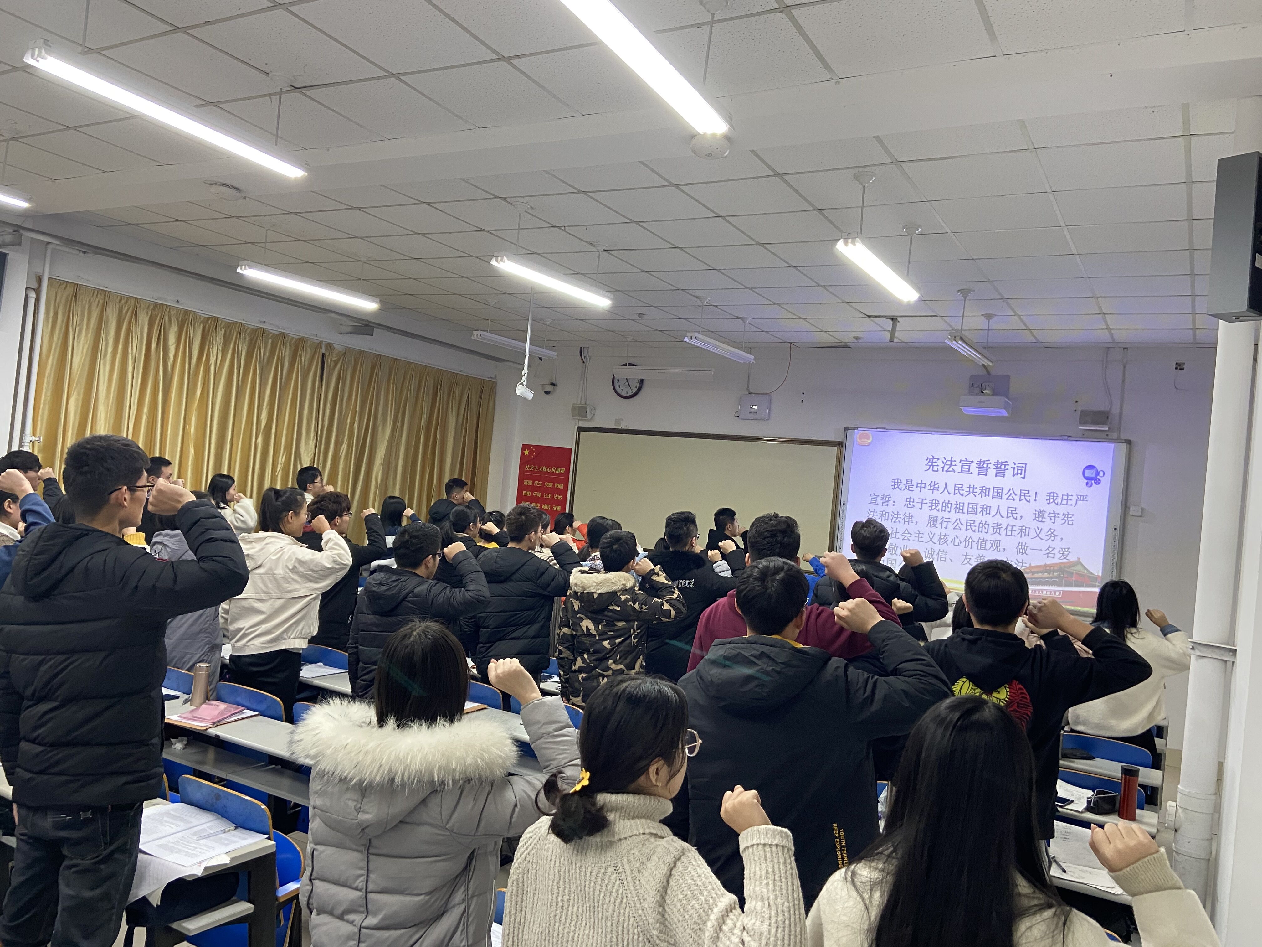 宪法宣誓照片.jpg